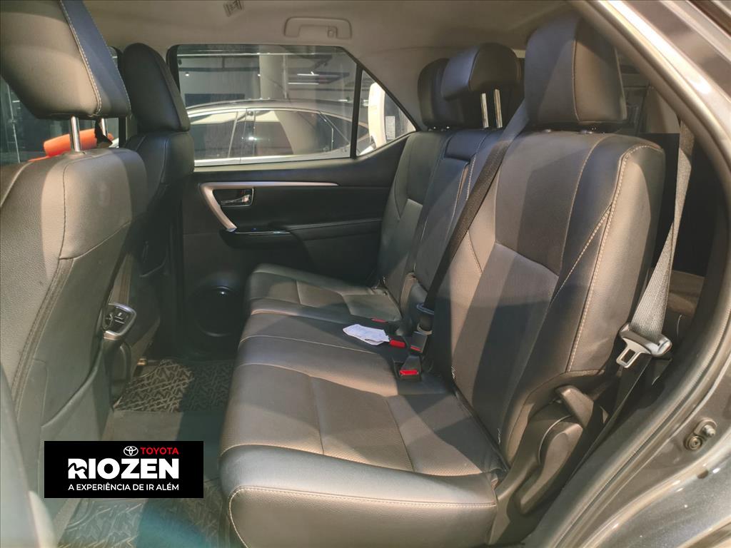 HILUX 2.8 D-4D TURBO DIESEL CD SRX 4X4 AUTOMÁTICO5