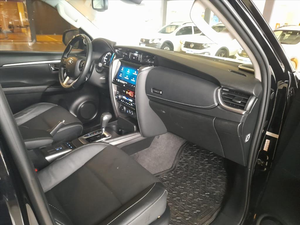 HILUX 2.8 D-4D TURBO DIESEL CD SRX 4X4 AUTOMÁTICO11