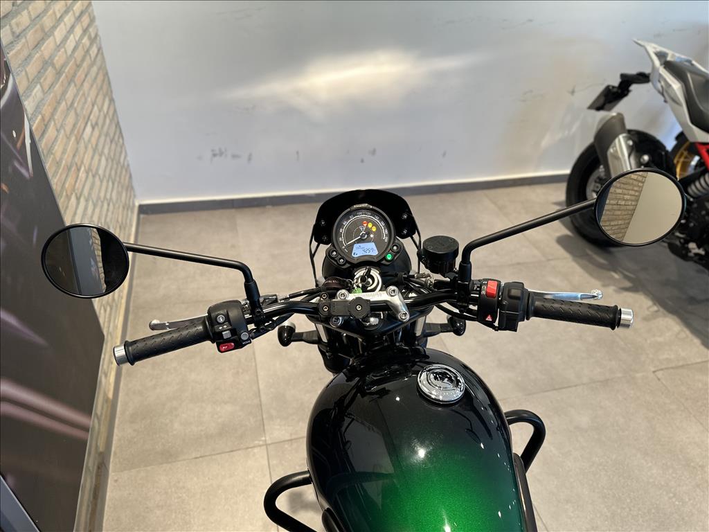 TRIUMPH-SPEED-TWIN 900