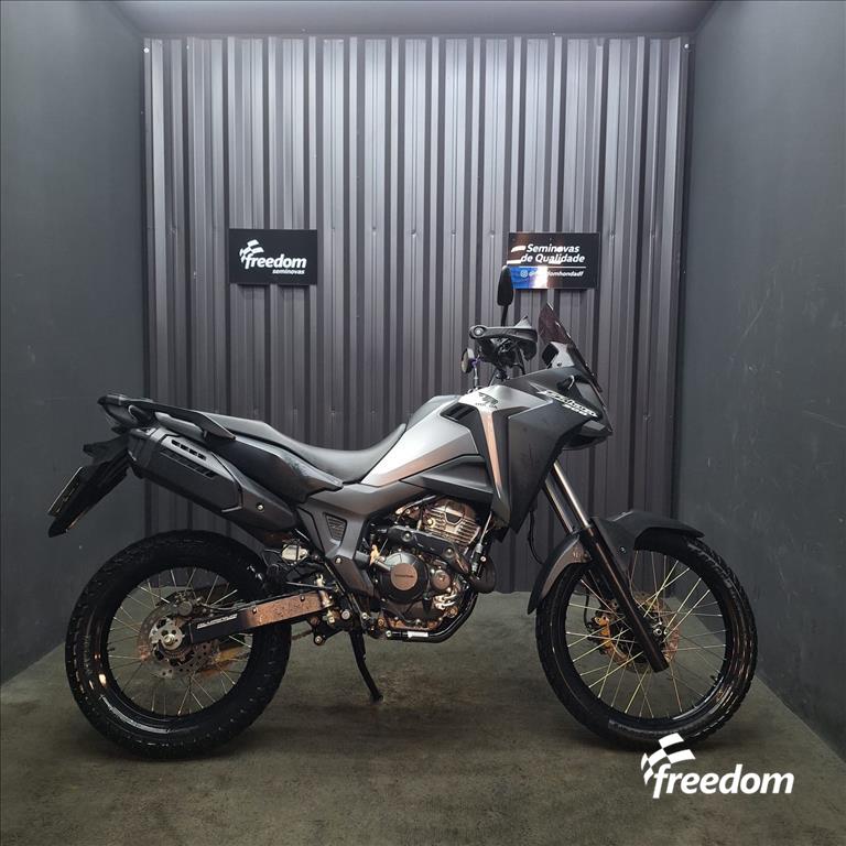 Moto HONDA do modelo SAHARA XRE 300 2024/2024