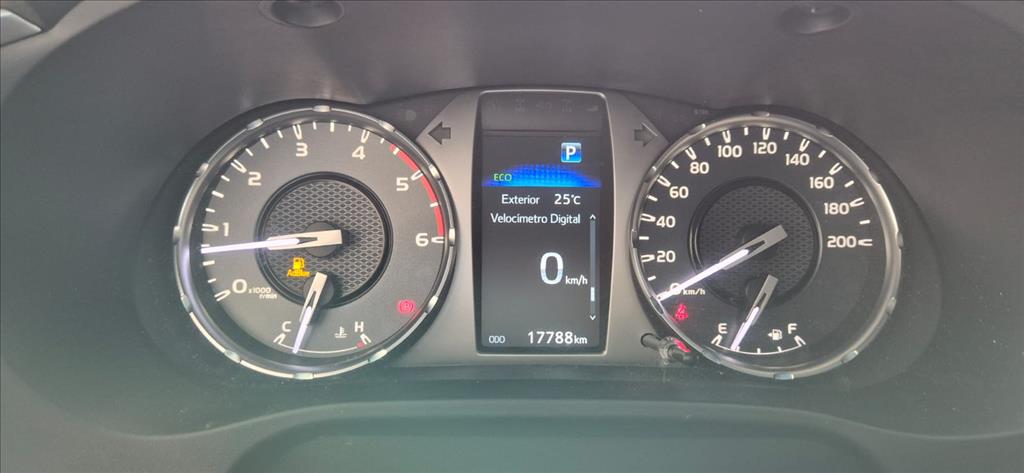 Toyota-HILUX-2.8 D-4D TURBO DIESEL CD SR 4X4 AUTOMÁTICO