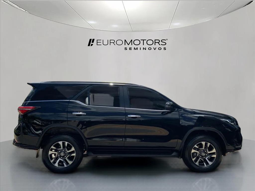 Toyota-HILUX SW4-2.8 D-4D TURBO DIESEL SRX PLATINUM 7L 4X4 AUTOMÁTICO