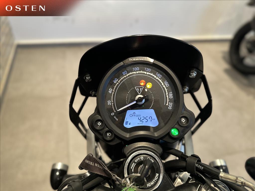 TRIUMPH-SPEED-TWIN 900