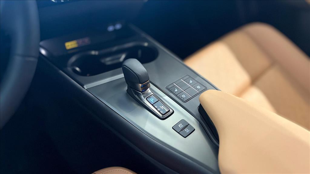 UX 300h 2.0 VVT-I HYBRID CVT5