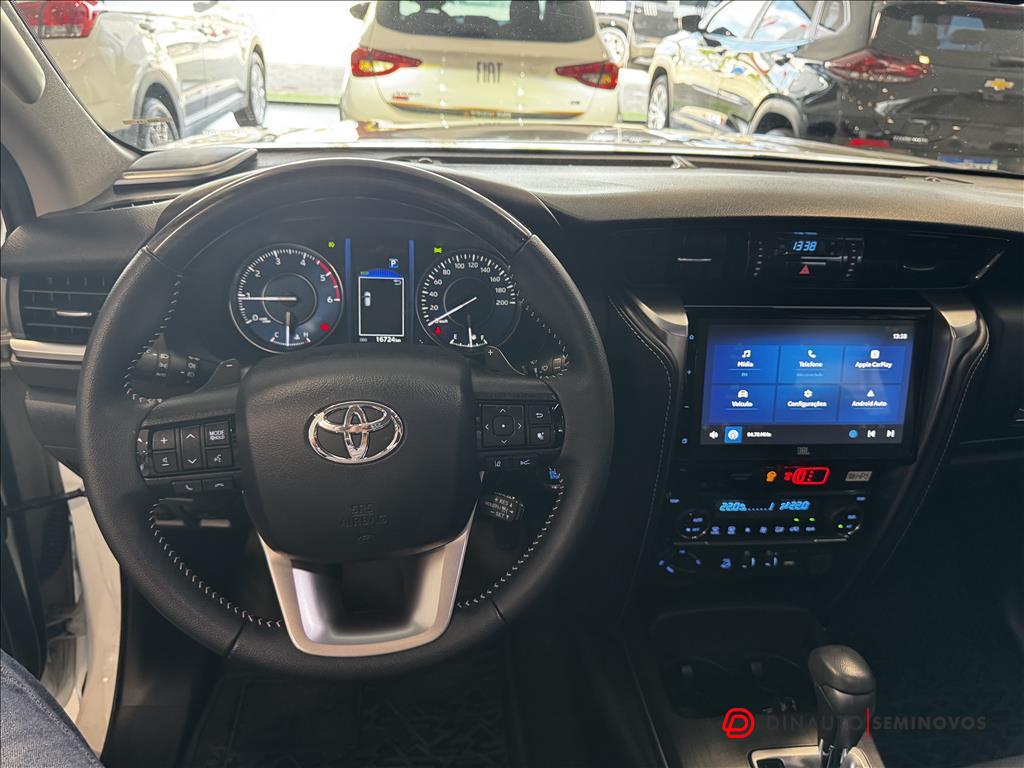 Toyota-HILUX SW4-2.8 D-4D TURBO DIESEL SRX 7L 4X4 AUTOMÁTICO