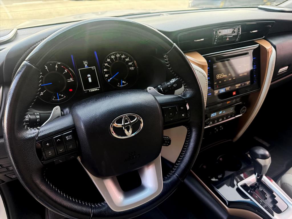 Toyota Hilux Sw4 - 2.8 SRX DIAMOND 4X4 7 LUGARES 16V TURBO INTERCOOLER DIESEL 4P AUTOMÁTICO