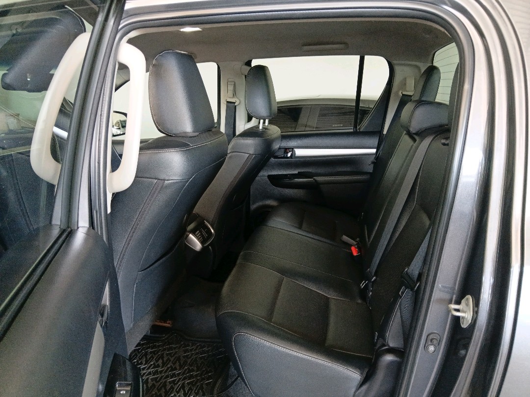 Toyota-HILUX-2.8 D-4D TURBO DIESEL CD SRX 4X4 AUTOMÁTICO