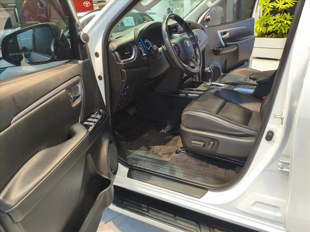 HILUX SW4 2.8 D-4D TURBO DIESEL SRX 7L 4X4 AUTOMÁTICO17