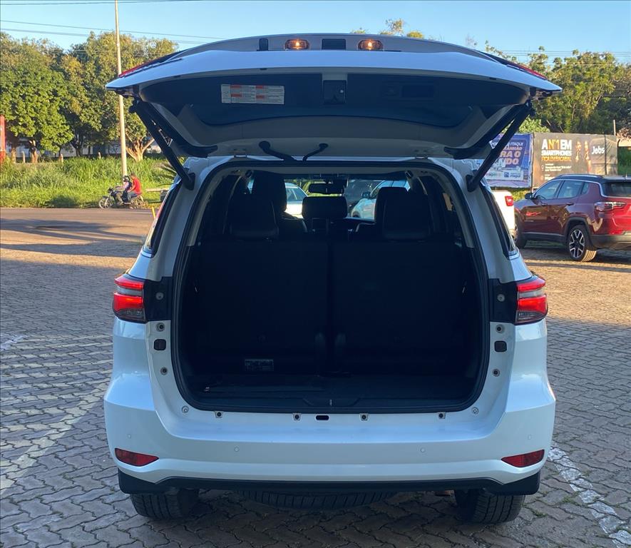 HILUX SW4 2.8 D-4D TURBO DIESEL SRX 7L 4X4 AUTOMÁTICO4