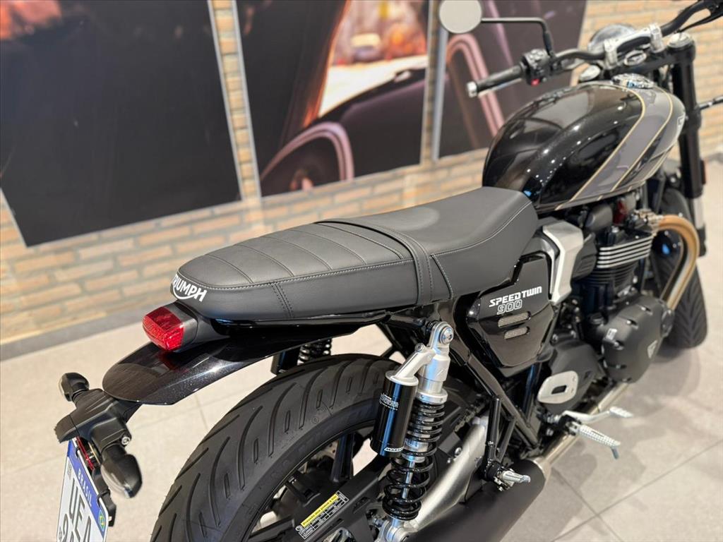 TRIUMPH-SPEED-TWIN 900