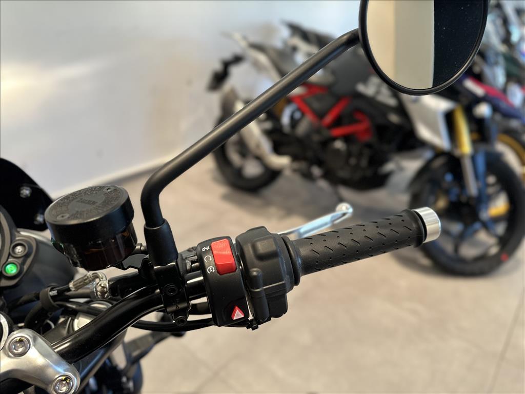 TRIUMPH-SPEED-TWIN 900