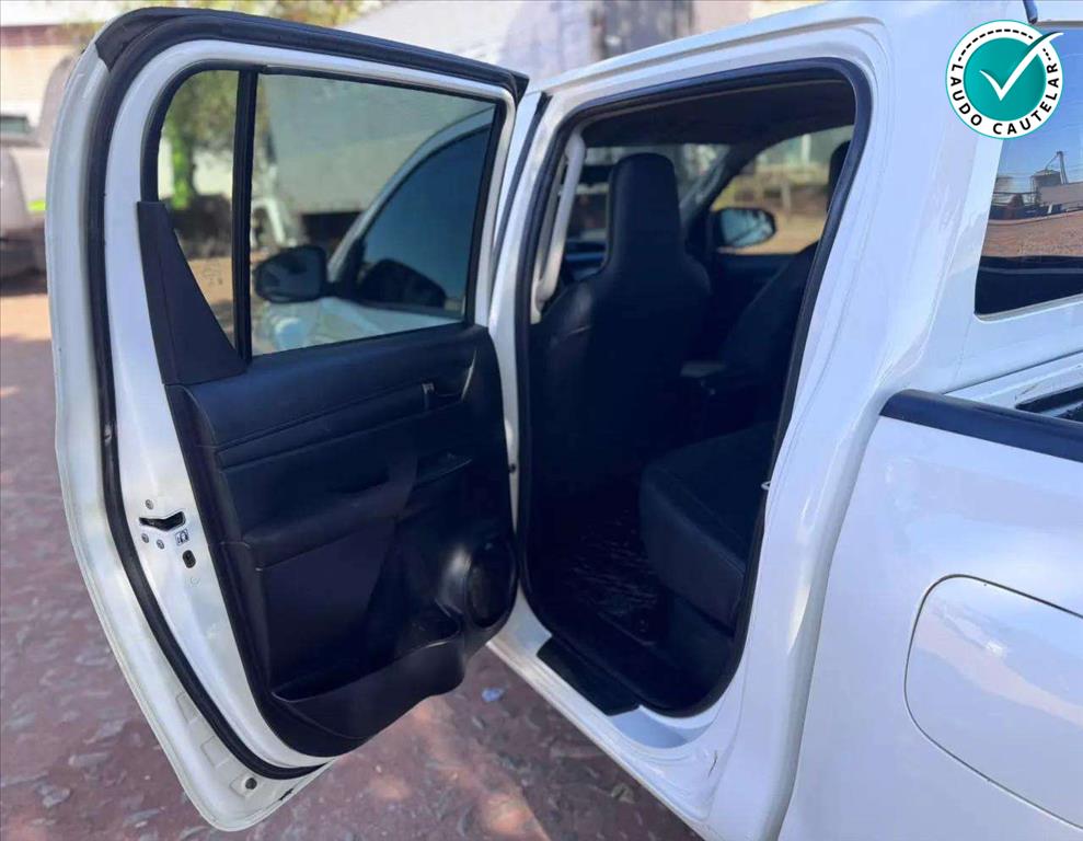 HILUX 2.8 D-4D TURBO DIESEL CD POWER PACK 4X4 MANUAL13