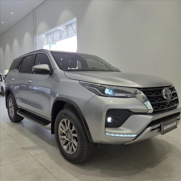 HILUX SW4 2.8 D-4D TURBO DIESEL SRX 7L 4X4 AUTOMÁTICO