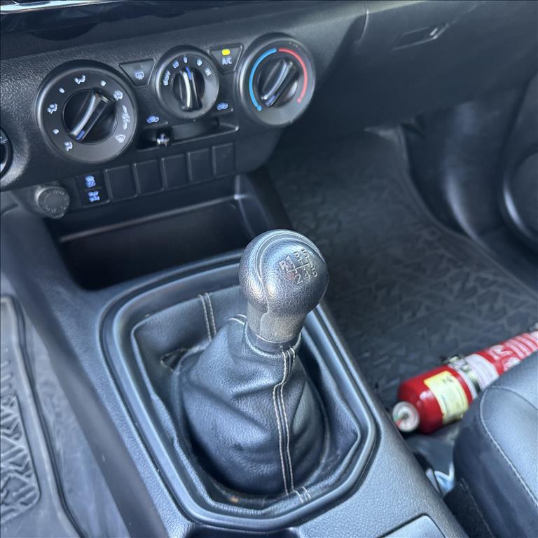 Toyota-HILUX-2.8 D-4D TURBO DIESEL CD POWER PACK 4X4 MANUAL