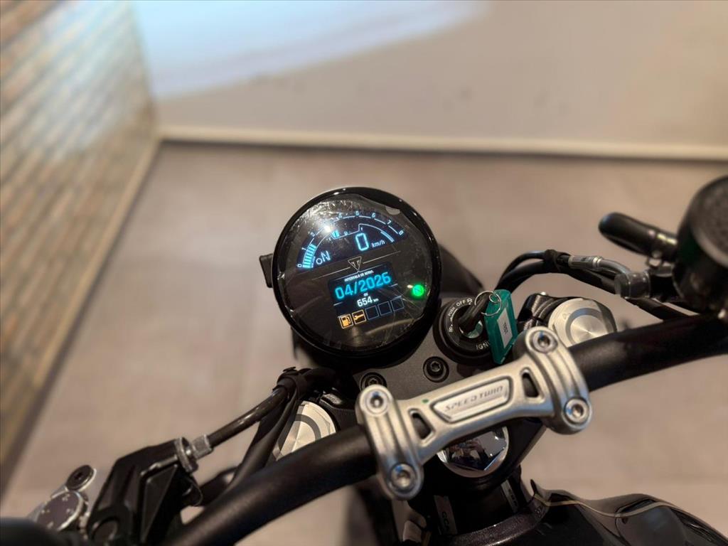 TRIUMPH-SPEED-TWIN 900