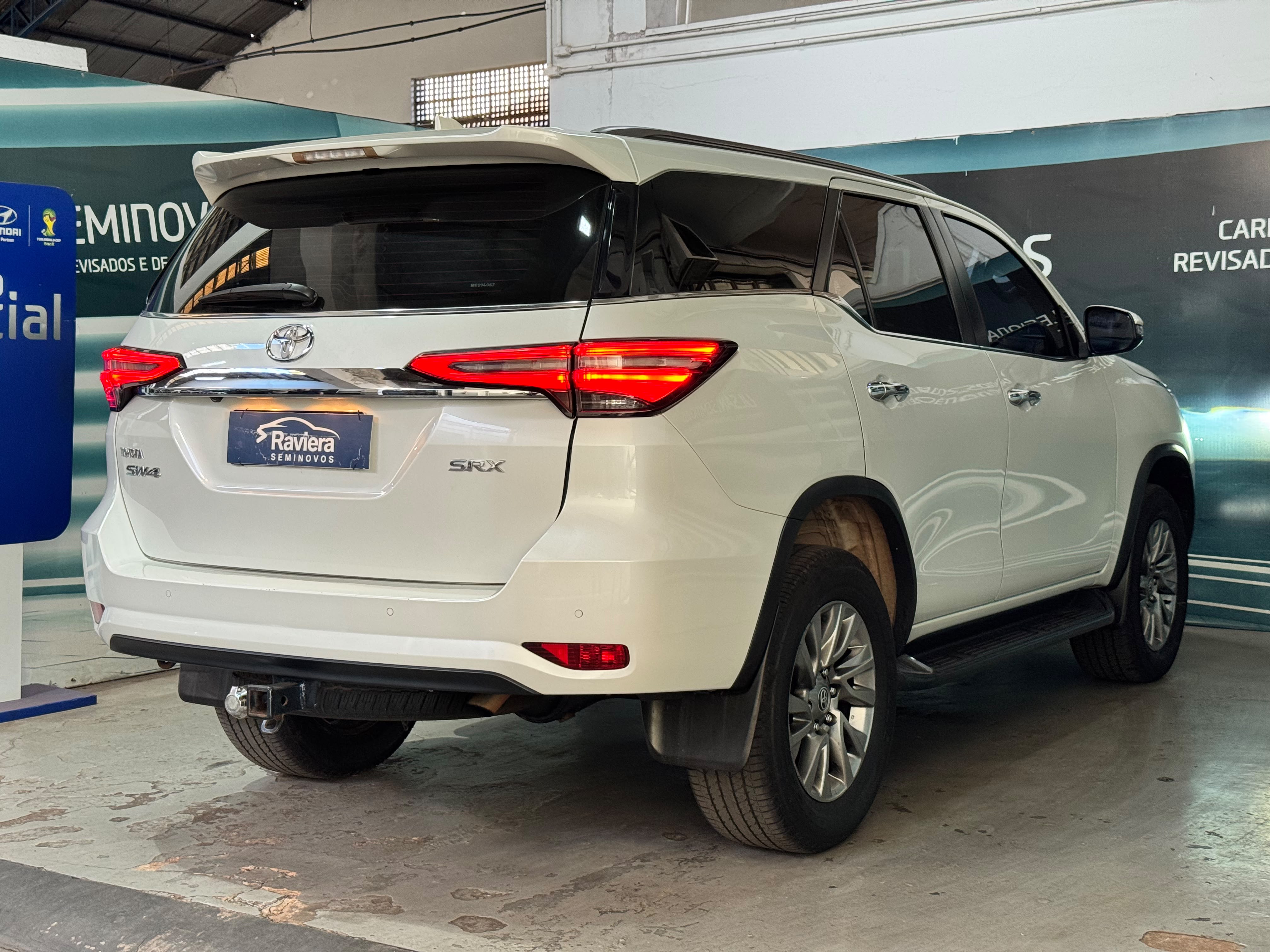 Toyota-HILUX SW4-2.8 D-4D TURBO DIESEL SRX 7L 4X4 AUTOMÁTICO
