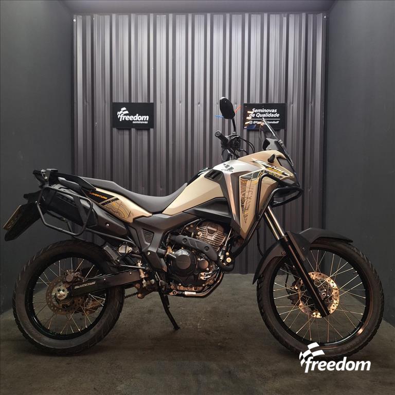 Moto HONDA do modelo SAHARA XRE 300 ADVENTURE 2024/2024