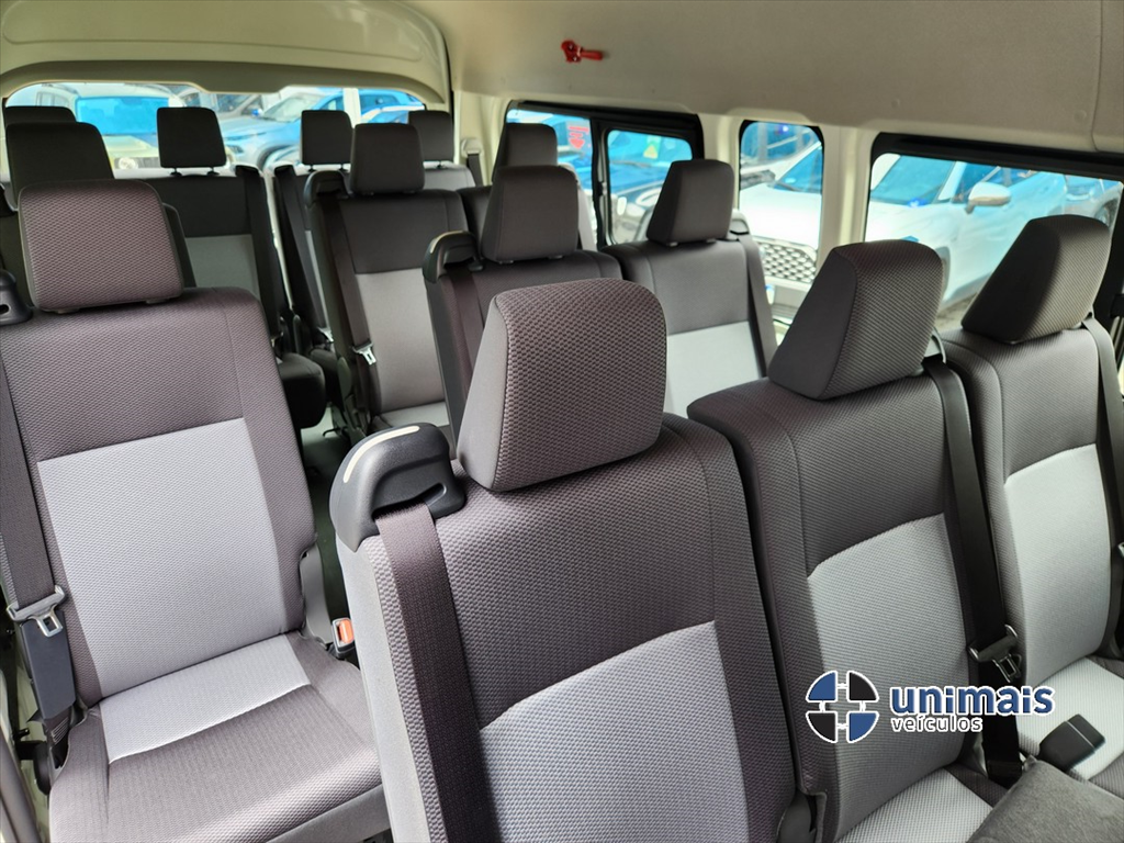 TOYOTA HIACE 2.8 D-4D TURBO DIESEL MINIBUS 15+1 DX AUTOMÁTICO — foto 8