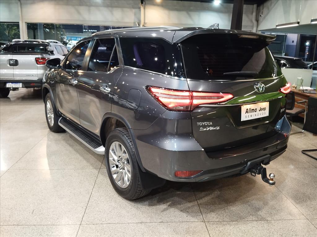 HILUX SW4 2.8 D-4D TURBO DIESEL SRX 7L 4X4 AUTOMÁTICO