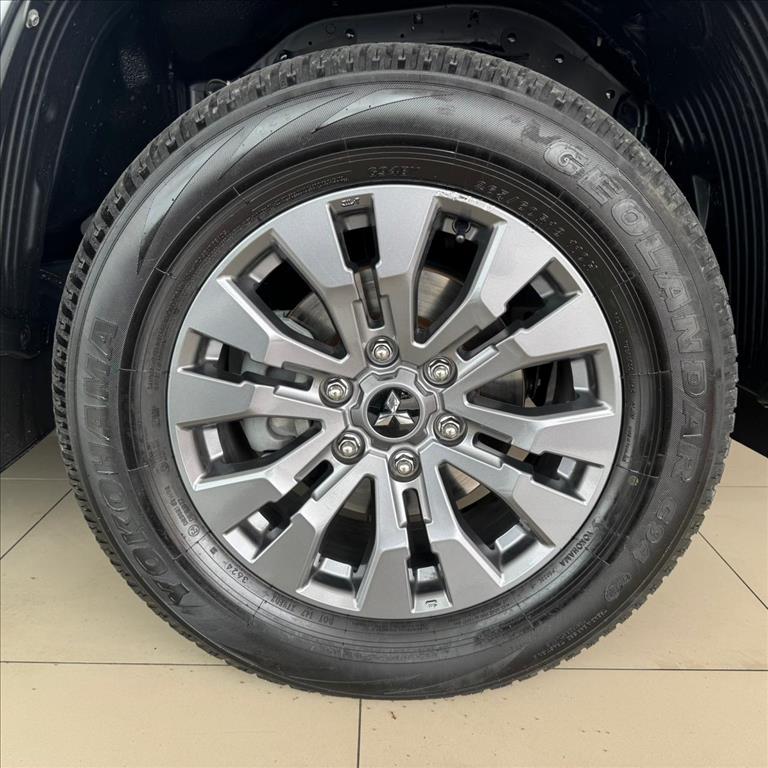 Mitsubishi-TRITON-2.4 BITURBO DIESEL CD HPE-S 4X4 AUTOMÁTICO