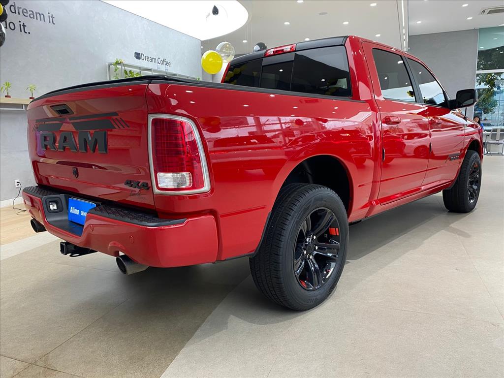 CLASSIC 5.7 V8 GASOLINA LARAMIE NIGHT EDITION CD 4X4 AUTOMÁTICO4