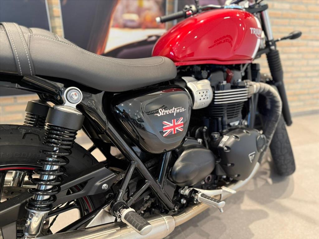 TRIUMPH-STREET-TWIN