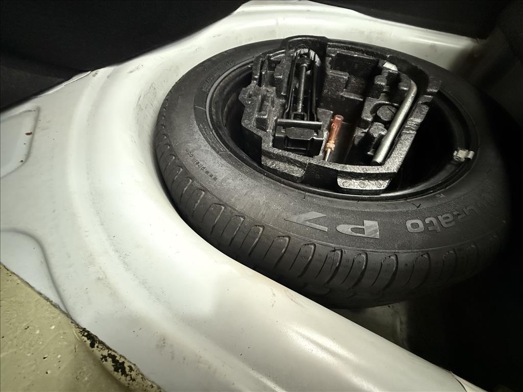 Volkswagen Fox - 1.6 MSI COMFORTLINE 8V FLEX 4P MANUAL