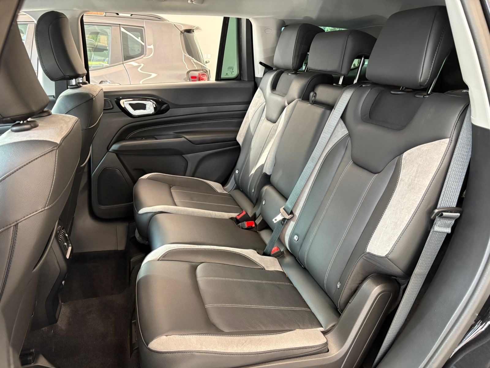 COMMANDER 1.3 T270 TURBO MHEV LIMITED AT613