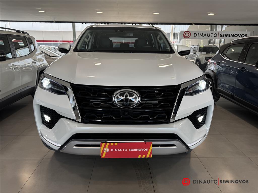 Toyota-HILUX SW4-2.8 D-4D TURBO DIESEL SRX 7L 4X4 AUTOMÁTICO