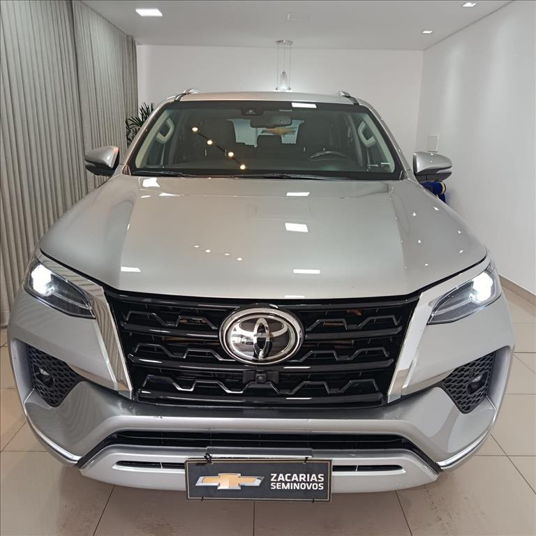 HILUX SW4 2.8 D-4D TURBO DIESEL SRX 7L 4X4 AUTOMÁTICO0