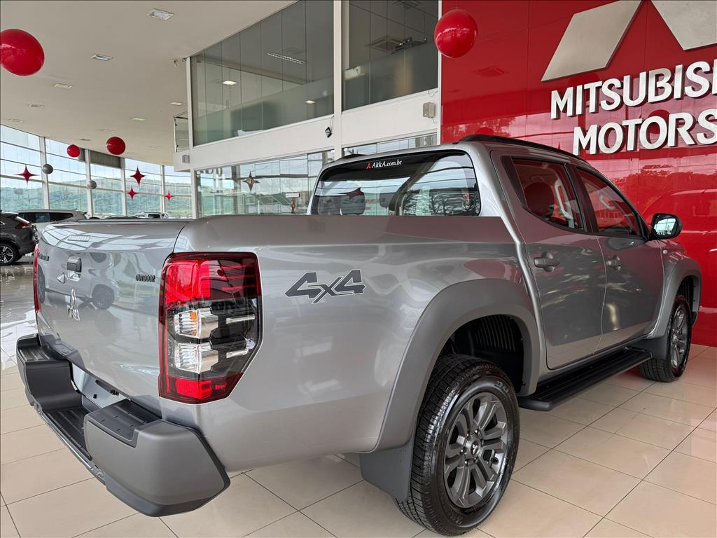 Mitsubishi-L200 TRITON-2.4 16V TURBO DIESEL SPORT OUTDOOR PLUS CD 4P 4X4 AUTOMÁTICO