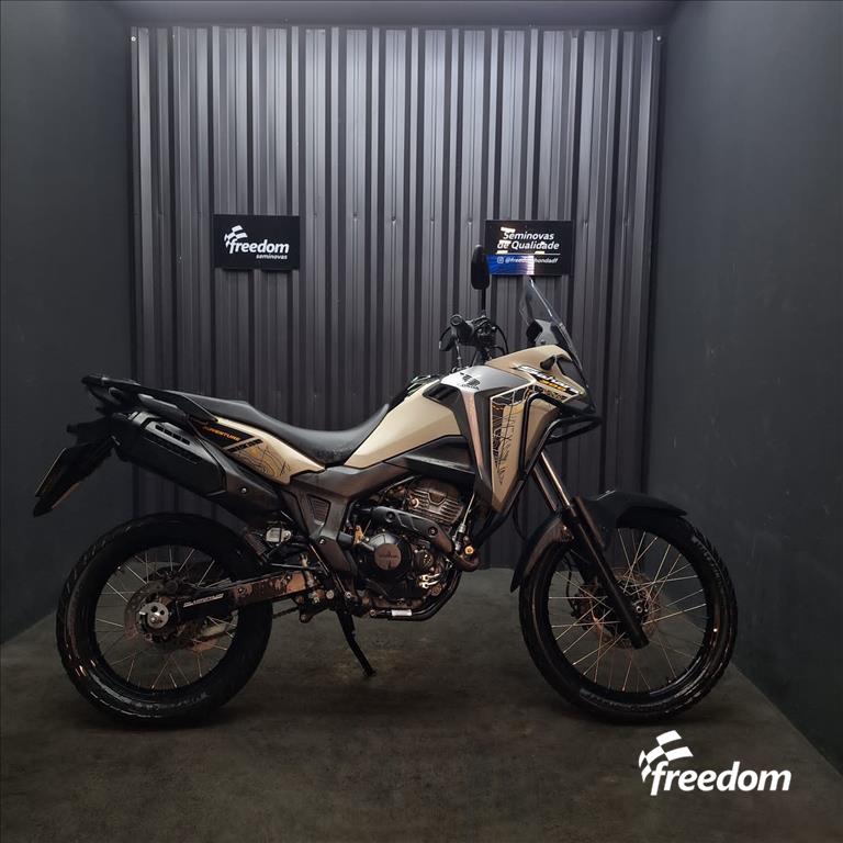 Moto HONDA do modelo SAHARA XRE 300 ADVENTURE 2024/2024