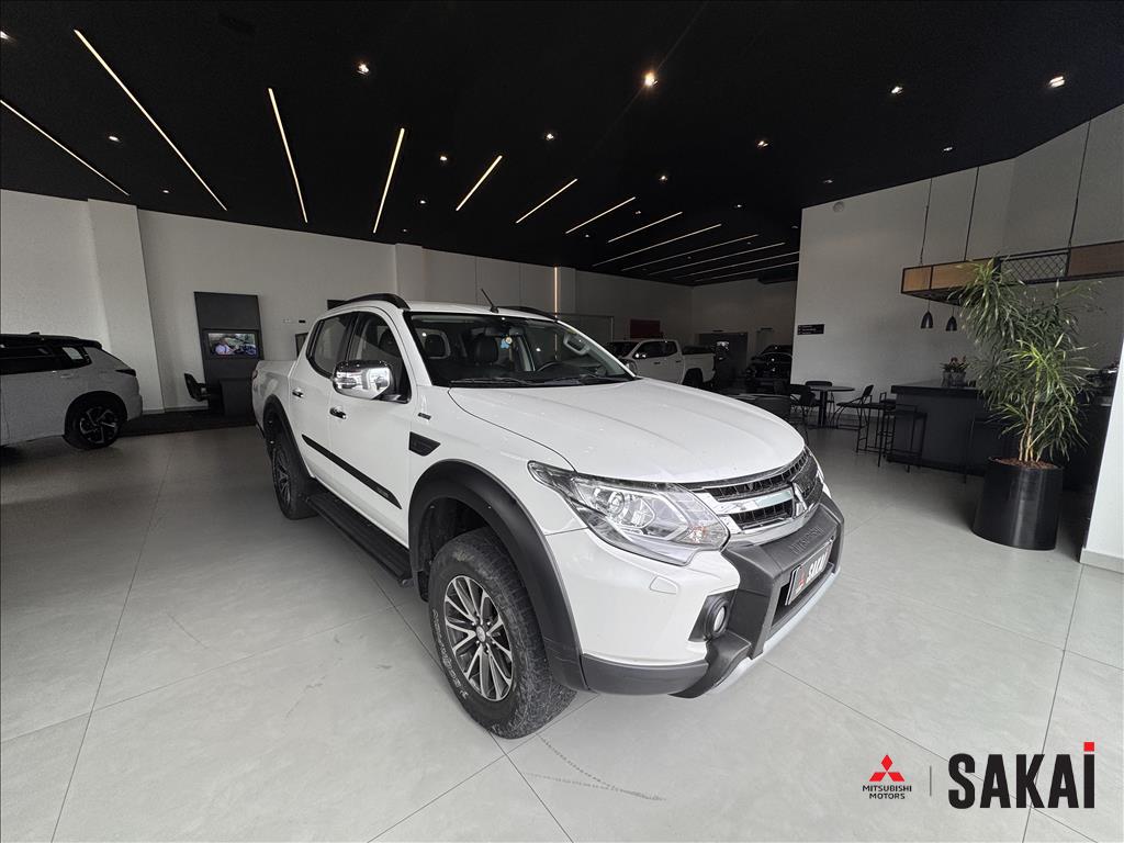 Mitsubishi-L200 TRITON-2.4 16V TURBO DIESEL OUTDOOR HPE-S CD 4X4 AUTOMÁTICO