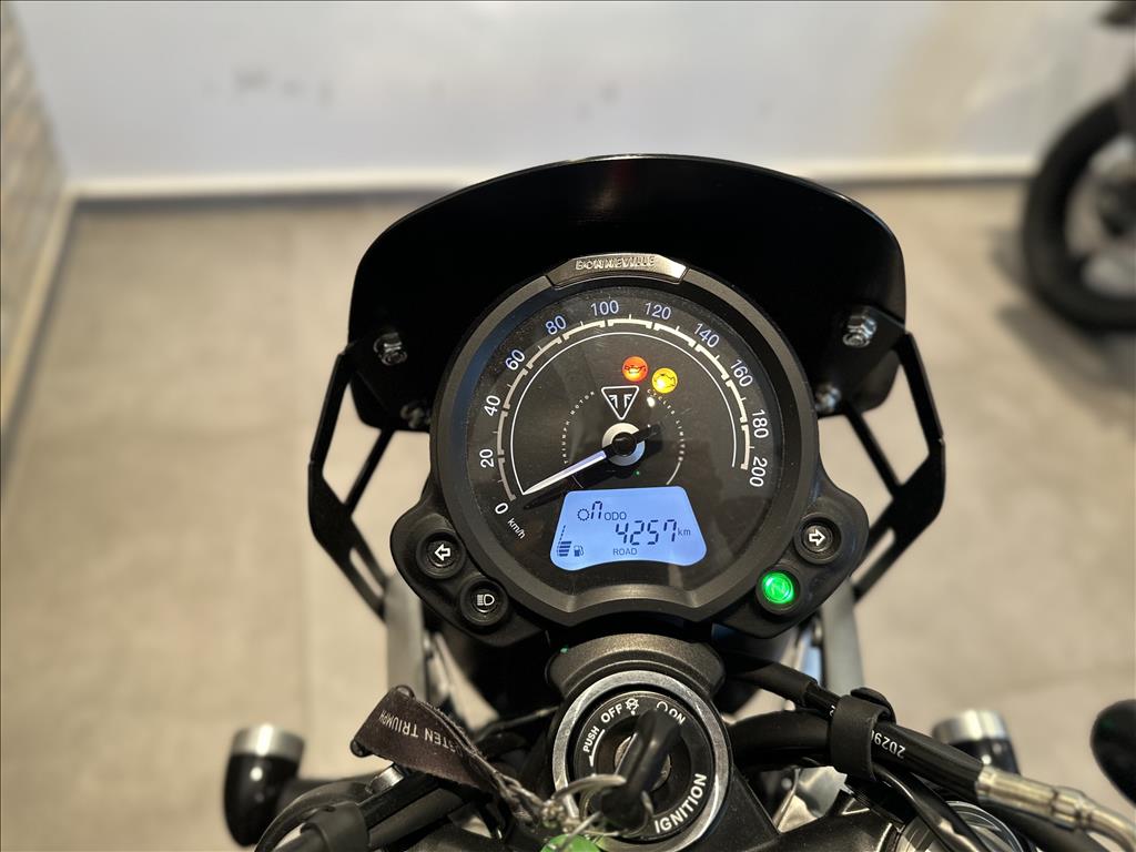 TRIUMPH-SPEED-TWIN 900
