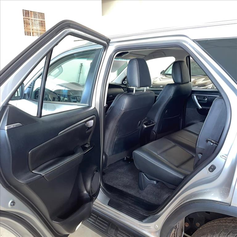 HILUX 2.8 D-4D TURBO DIESEL CD SRV 4X4 AUTOMÁTICO12