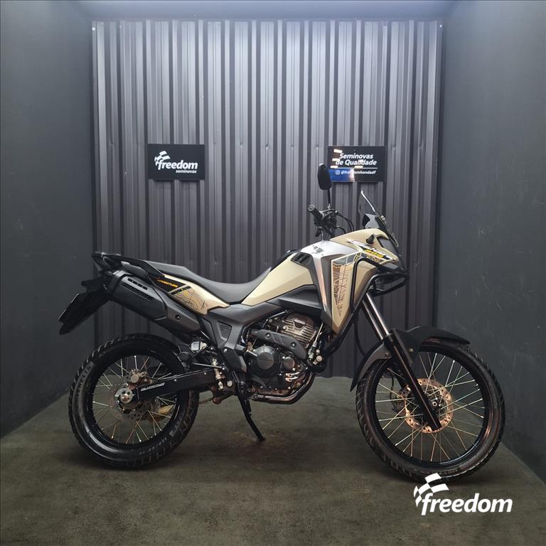 Moto HONDA do modelo SAHARA XRE 300 ADVENTURE 2024/2025
