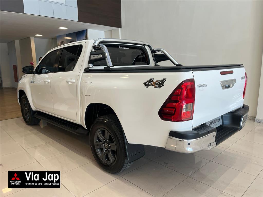 Toyota-HILUX-2.8 D-4D TURBO DIESEL CD SR 4X4 AUTOMÁTICO