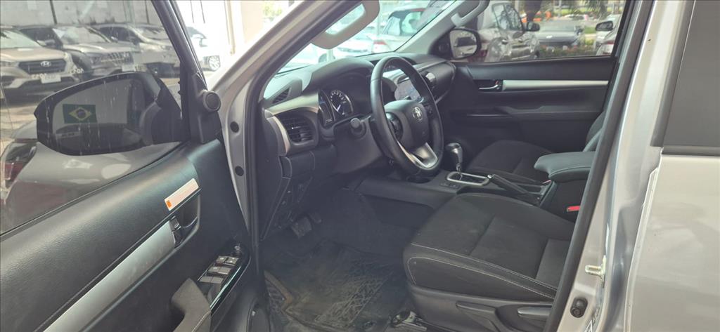 Toyota-HILUX-2.8 D-4D TURBO DIESEL CD SR 4X4 AUTOMÁTICO