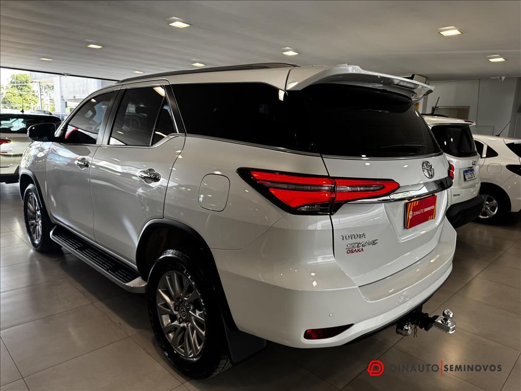 Toyota-HILUX SW4-2.8 D-4D TURBO DIESEL SRX 7L 4X4 AUTOMÁTICO