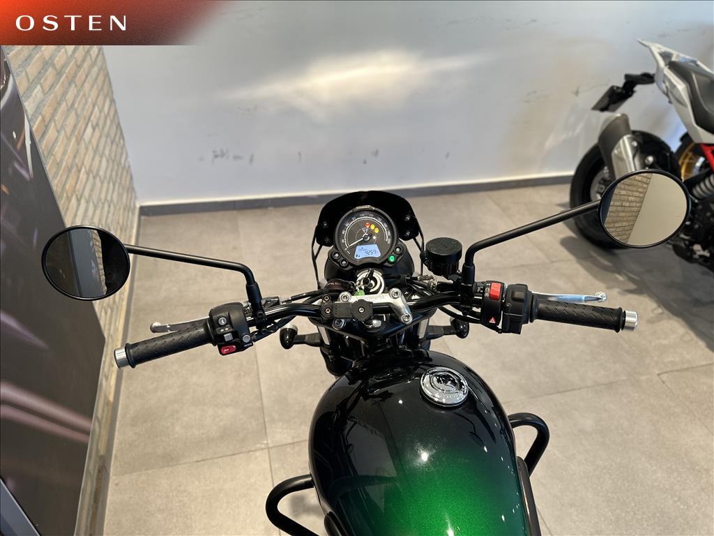 TRIUMPH-SPEED-TWIN 900