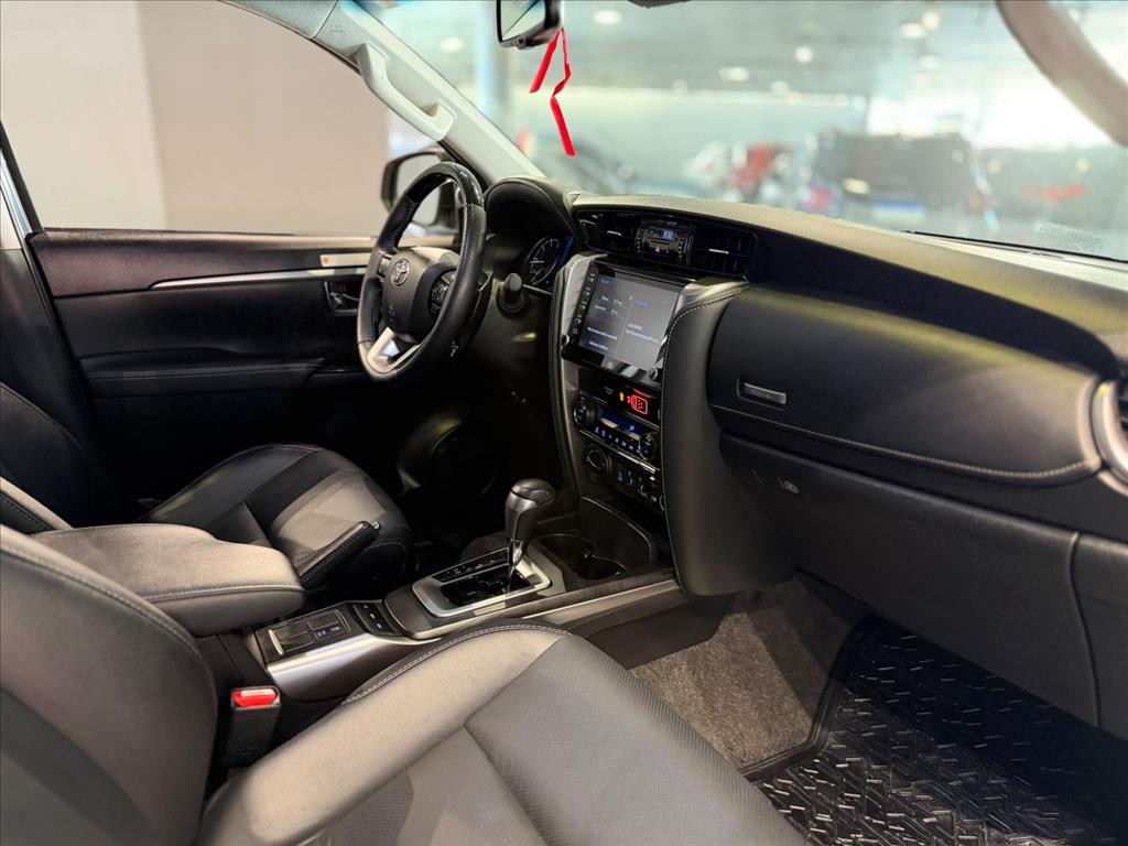 HILUX SW4 2.8 D-4D TURBO DIESEL SRX 7L 4X4 AUTOMÁTICO4