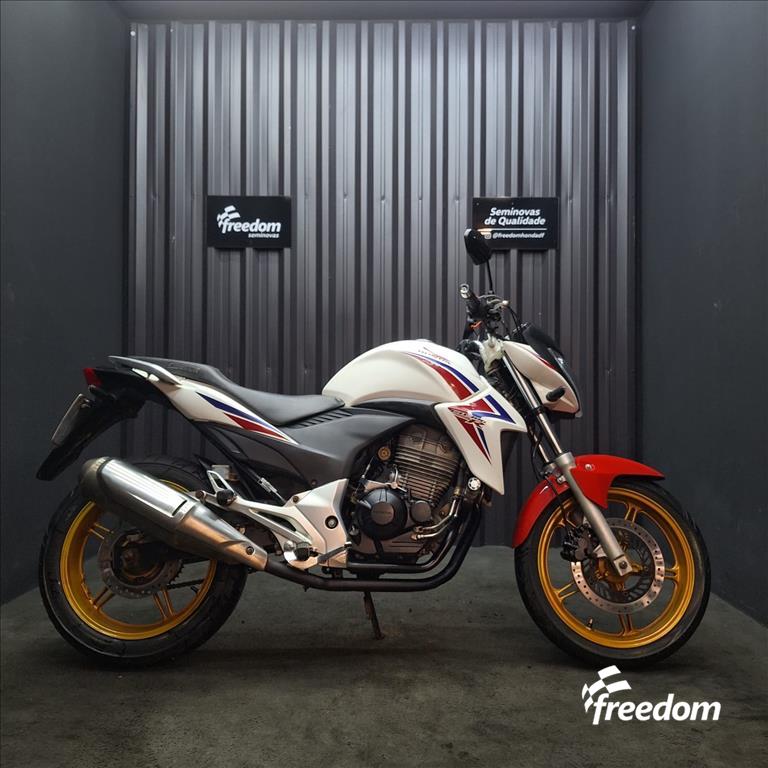 Moto HONDA do modelo CB 300R 2015/2015