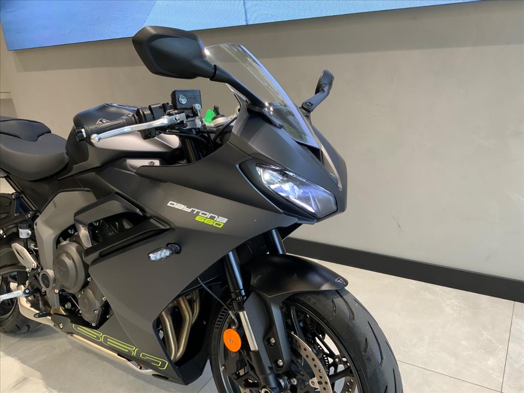 TRIUMPH-DAYTONA-660