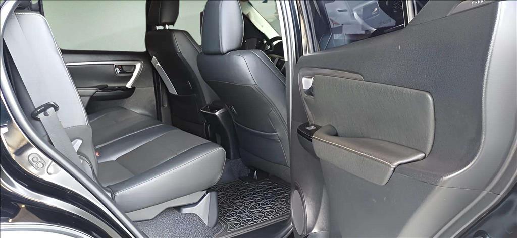 HILUX SW4 2.8 D-4D TURBO DIESEL SRX 7L 4X4 AUTOMÁTICO5