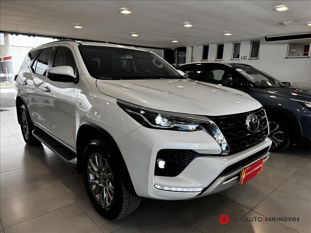 Toyota-HILUX SW4-2.8 D-4D TURBO DIESEL SRX 7L 4X4 AUTOMÁTICO