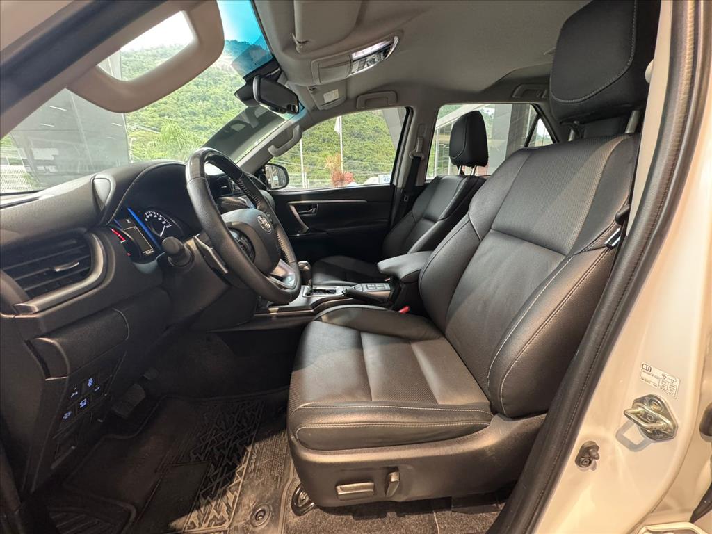 HILUX 2.8 D-4D TURBO DIESEL CD SRX 4X4 AUTOMÁTICO6