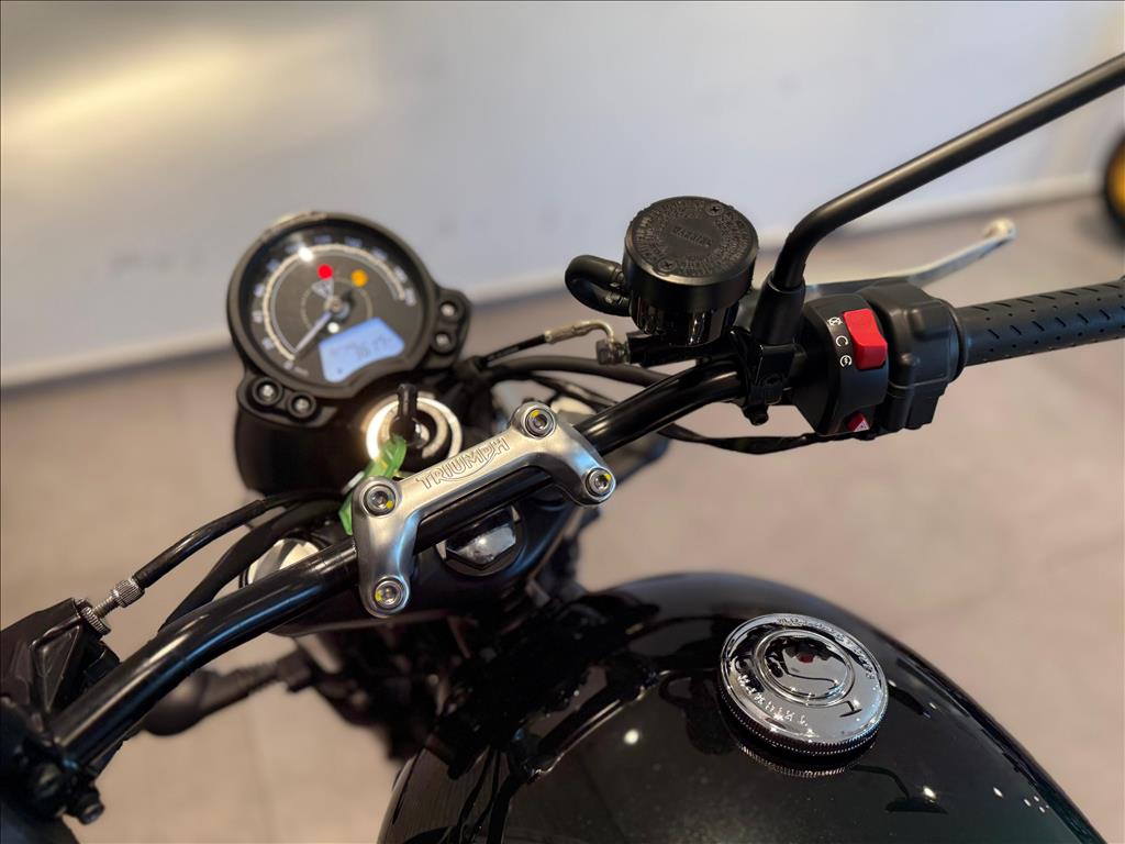 TRIUMPH-SPEED-TWIN 900
