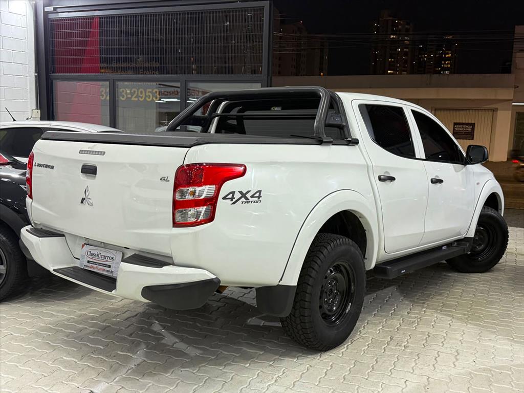 Mitsubishi L200 Triton - 2.4 16V TURBO DIESEL GL CD 4X4 MANUAL