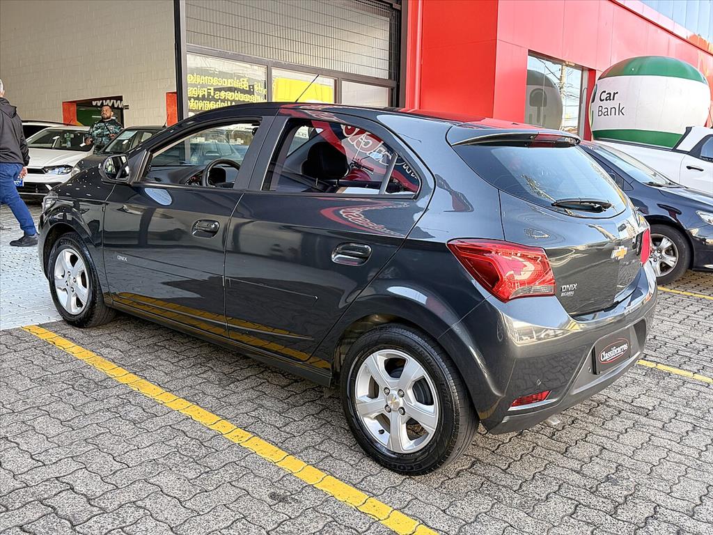 Chevrolet Onix - 1.4 MPFI LT 8V FLEX 4P AUTOMÁTICO