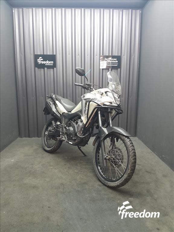 Moto HONDA do modelo SAHARA XRE 300 ADVENTURE 2024/2024